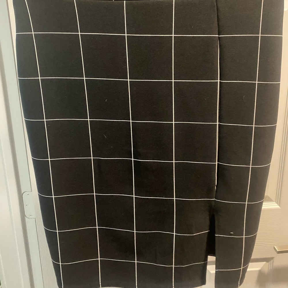 Elegant Black and White Checkered Pencil Skirt